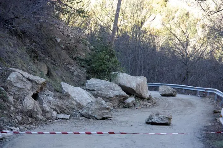 Pla general de les roques que han caigut a la cal&ccedil;ada a la carretera local que va des de l'N-145 a diversos nuclis del municipi de les Valls de Valira (Alt Urgell). Imatge del 5 de febrer de 2020 (Horitzontal).