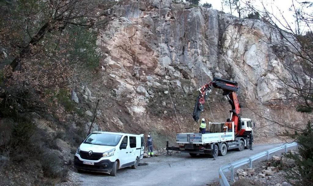 Pla general del tal&radic;&int;s de la carretera d'acc&radic;&copy;s a Tor&radic;&dagger; de Tost, a Ribera d'Urgellet (Alt Urgell), on s'hi col&not;&sum;locaran noves malles de protecci&radic;&ge; i es veu un cami&radic;&ge; i diversos operaris treballant-hi. Imatge del 6 de febrer de 2020 (Horitzontal).