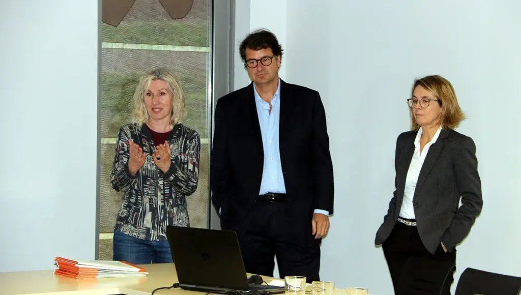 La delegada del Govern a l'Alt Pirineu, Rosa Amor&radic;&ge;s, amb els responsables de la Fundaci&radic;&ge; Natura Biss&radic;&copy; presentant el projecte Difference als professionals del Pallars Juss&radic;&dagger; el 12 de febrer del 2020. (horitzontal)