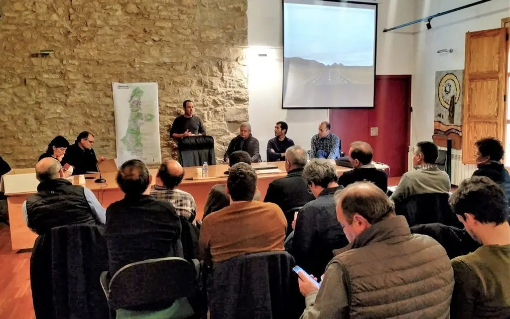 Reuni&radic;&ge; a l'Ajuntament d'&radic;&Auml;ger de representants de diverses administracions, Consells Comarcals, Generalitat, Diputaci&radic;&ge; i d'altres entitats per impulsar la recuperaci&radic;&ge; de la 'Cabanera'. Imatge del 12 de febrer de 2020. (Horitzontal)