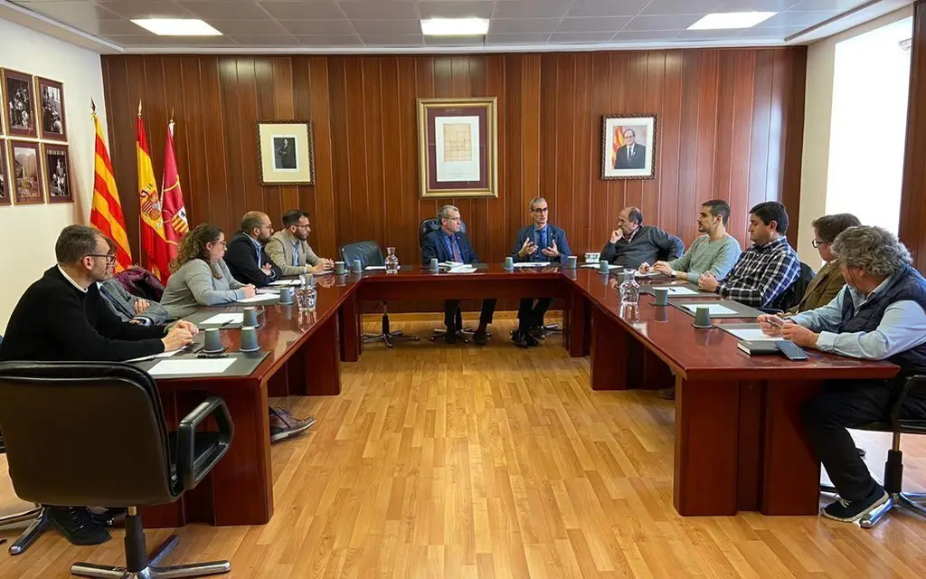 Pla general de la reuni&radic;&ge; entre el secretari general de Pol&radic;&ne;tiques Digitals i Administraci&radic;&ge; P&radic;&int;blica, Xavier Gatius amb el s&radic;&ne;ndic d'Aran, Francesc Boya i els alcaldes de l'Aran. Imatge del 19 de febrer del 2020. (horitzontal)