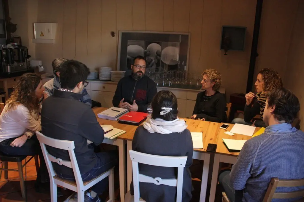 Pla obert de t&radic;&reg;cnics de l'Associaci&radic;&ge; Leader, investigadors de la UVic i del formatger de Mas d'Eroles, Salvador Maura, amb l'empresa certificadora DNV durant l'auditoria per obtenir un segell de "petjada ambiental", el 19 de febrer de 2020 (Horitzontal).