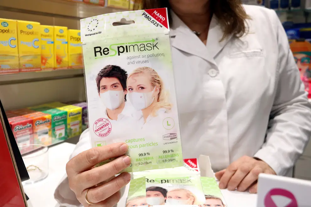 Una de les poques mascaretes que queden a la farm&radic;&dagger;cia Noguera de Girona despr&radic;&copy;s que la majoria d'elles s'hagin venut a causa del coronavirus. Imatge del 24 de febrer del 2020 (Horitzontal)