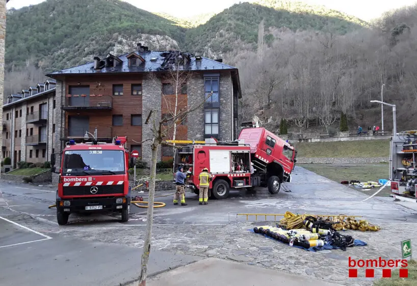 Pla general on es pot veure l'edifici d'apartaments de Llavors&iacute; on ha cremat totalment la part de sota de la teulada i dos camions de Bombers al lloc, el 28 de febrer de 2020. (Horitzontal)