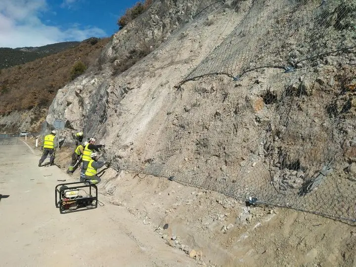 Pla mitj&agrave; on es poden veure operaris ultimant els treballs de refor&ccedil; del tal&uacute;s a l'N-260 a El Pont de Bar, el 28 de febrer de 2020. (Horitzontal)