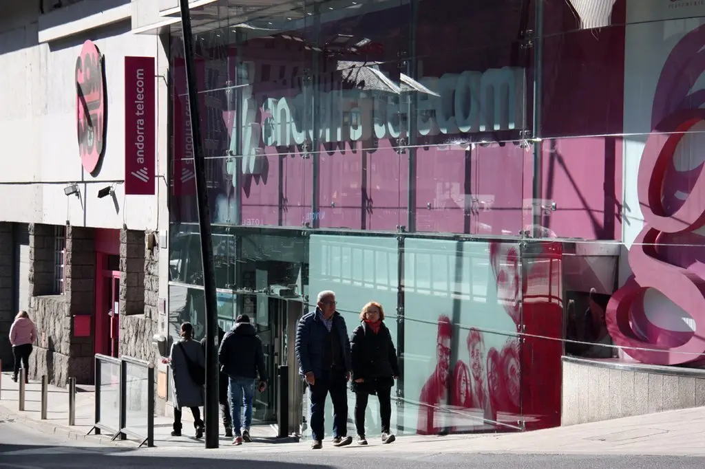 Pla general de l'exterior de les oficines de la companyia telef&radic;&le;nica Andorra Telecom, situades al centre d'Andorra la Vella. Imatge del 14 de febrer de 2020 (Horitzontal).