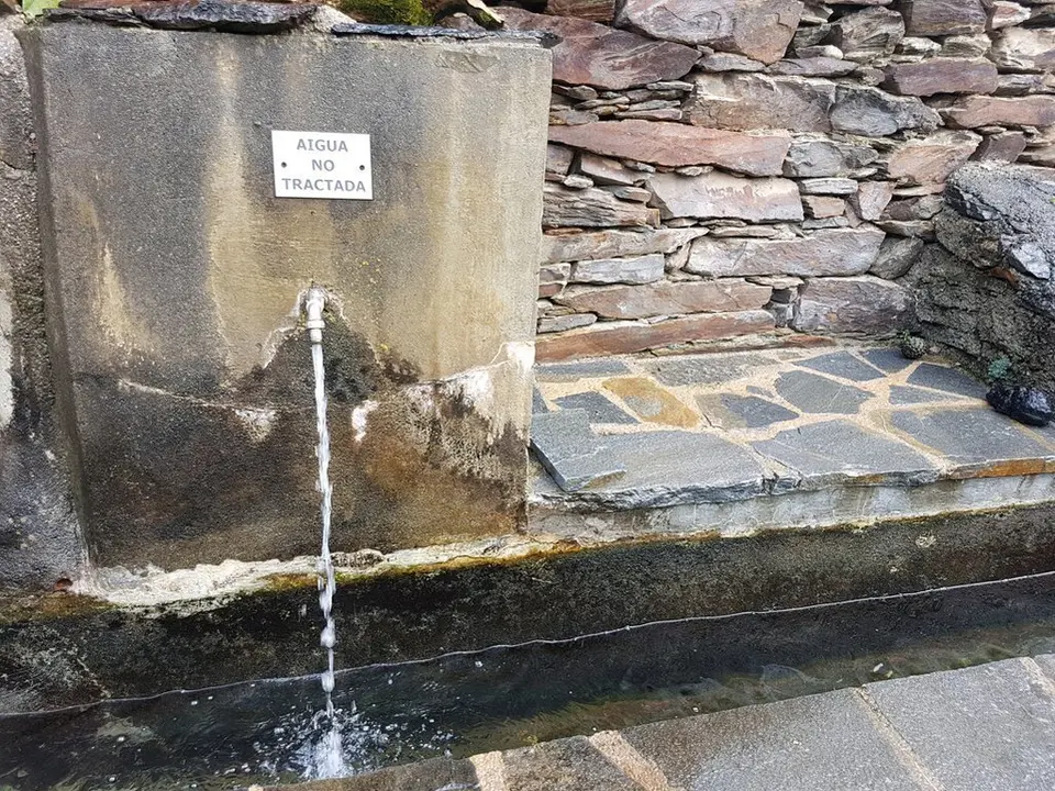 Imatge d'una font de Lladorre on l'aigua no s'informa que l'aigua no est&radic;&dagger; tractada el 5 de mar&radic;&szlig; del 2020. (horitzontal)