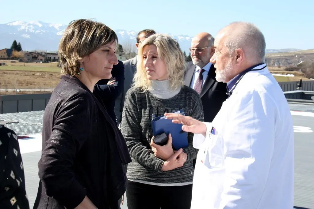 Pla mitj&radic;&dagger; de la consellera de Salut, Alba Verg&radic;&copy;s, el director de l'Hospital de Cerdanya, Francesc Bonet, i la delegada del Govern de l'Alt Pirineu i Aran, Rosa Amor&radic;&ge;s, a l'exterior de l'Hospital de Cerdanya. Imatge del 22 de febrer de 2019 (Horitzontal).