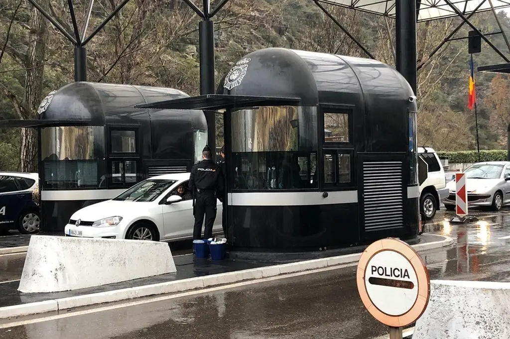 Pla general del recinte duaner situat a la frontera d'Andorra, on es veuen agents de la policia espanyola aturant vehicles que volen entrar al Principat. Imatge facilitada per l'Ag&radic;&reg;ncia de Not&radic;&ne;cies Andorrana (ANA) el 16 de mar&radic;&szlig; de 2020 (Horitzontal).