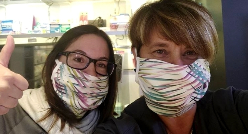 Primer pla de les farmac&egrave;utiques del Pont de Suert amb les mascaretes que ha confeccionat la Mireia Vila. Imatge del 19 de mar&ccedil; del 2020. (horitzontal)