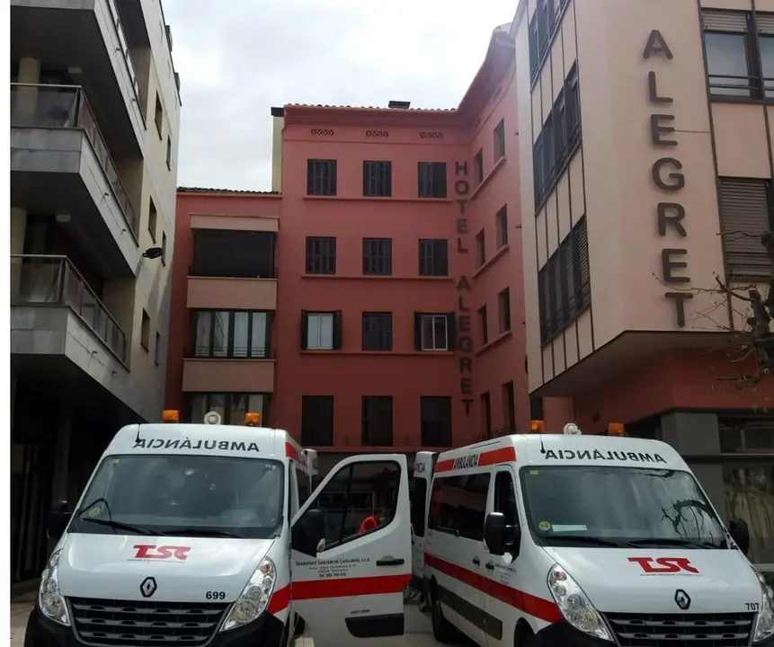 Imatge de les ambul&radic;&dagger;ncies que van traslladar els malalts a l'Hotel Alegre et 22 de mar&radic;&szlig; del 2020. (vertical)