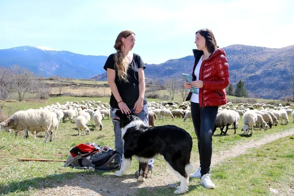 Pla general de Laura Gord&radic;&ge; amb Anna Plana amb el ramat de fons l'11 de mar&radic;&szlig; del 2020. (horitzontal)