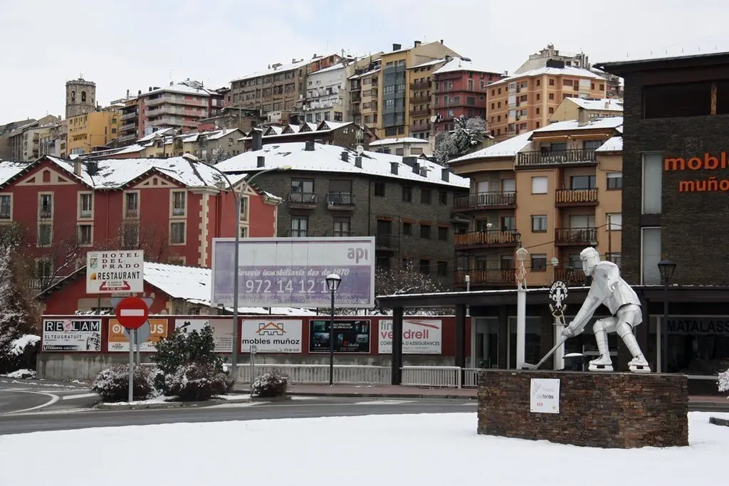 Pla general de l'entrada a Puigcerd&agrave;, on es veu l'acumulaci&oacute; de neu a jardins i teulades. Imatge del 25 de mar&ccedil; de 2020 (Horitzontal).