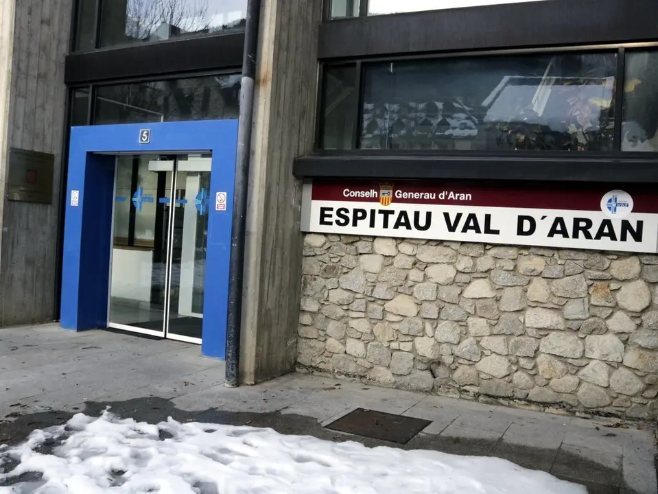 Imatge de la porta d'entrada de l'Espitau d'Aran on aquest dissabte han traslladat l'home que ha mort a causa d'una allu fora de les pistes de Baqueira Beret. El 26 de gener de 2019. (Horitzontal)