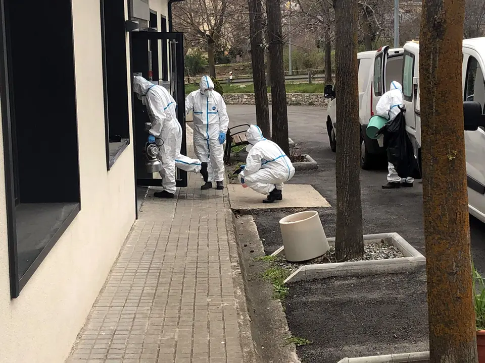 Pla general de tres efectius del Grup Sanitari de l'Ex&radic;&reg;rcit procedents de Saragossa entrant a la Resid&radic;&reg;ncia Geri&radic;&dagger;trica &radic;&Auml;ngel Seraf&radic;&ne; Casanoves, a Sort, el 28 de mar&radic;&szlig; de 2020 (Horitzontal)