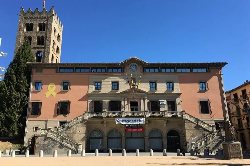Pla general de la fa&ccedil;ana de l'Ajuntament de Ripoll en una imatge d'arxiu publicada el 7 de maig del 2019. (Horitzontal)