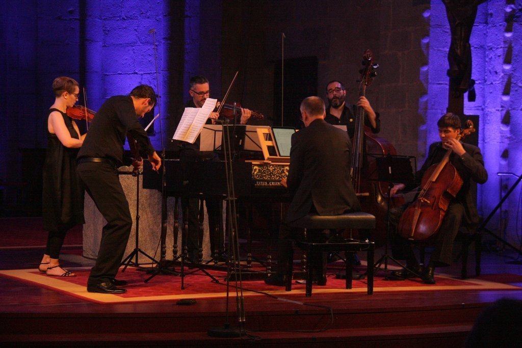 Pla general dels integrants de l'Ensemble Flandriae-Pyrenaei, interpretant una de les peces del concert inaugural del Festival de Música Antiga dels Pirineus a la catedral de Santa Maria de la Seu d'Urgell, el 5 de juliol de 2019 (Horitzontal).