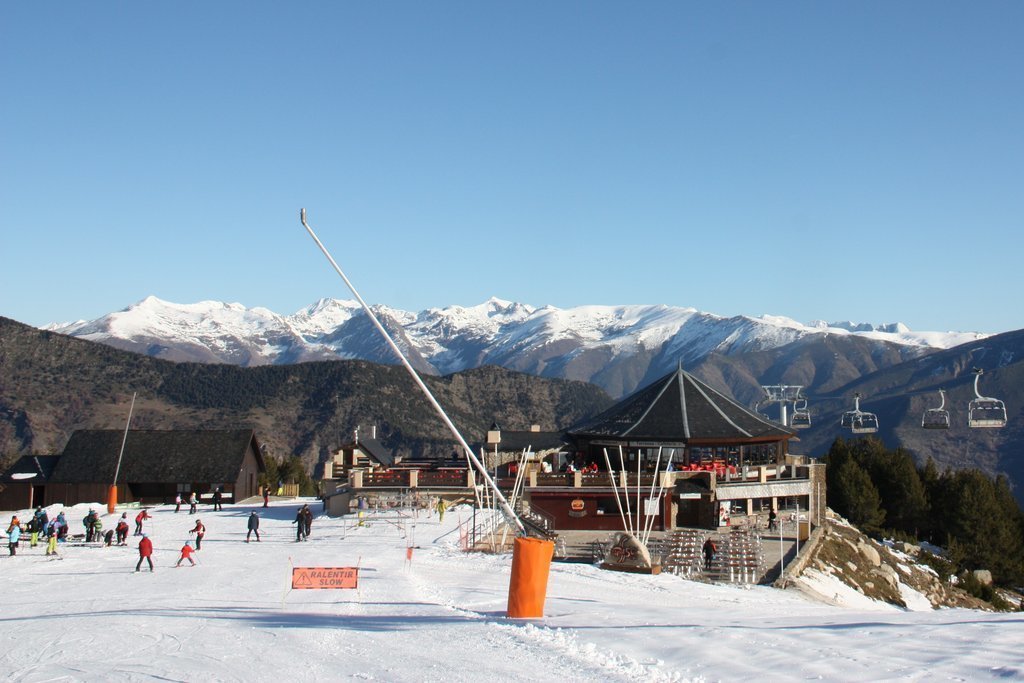 Pla general de les pistes d'esquí d'Espot (Pallars Sobirà) des de la cota 2.000 on es veu, a la dreta, esquiadors pujant amb el nou telecadira La Roca. Imatge del 6 de desembre de 2019 (Horitzontal).