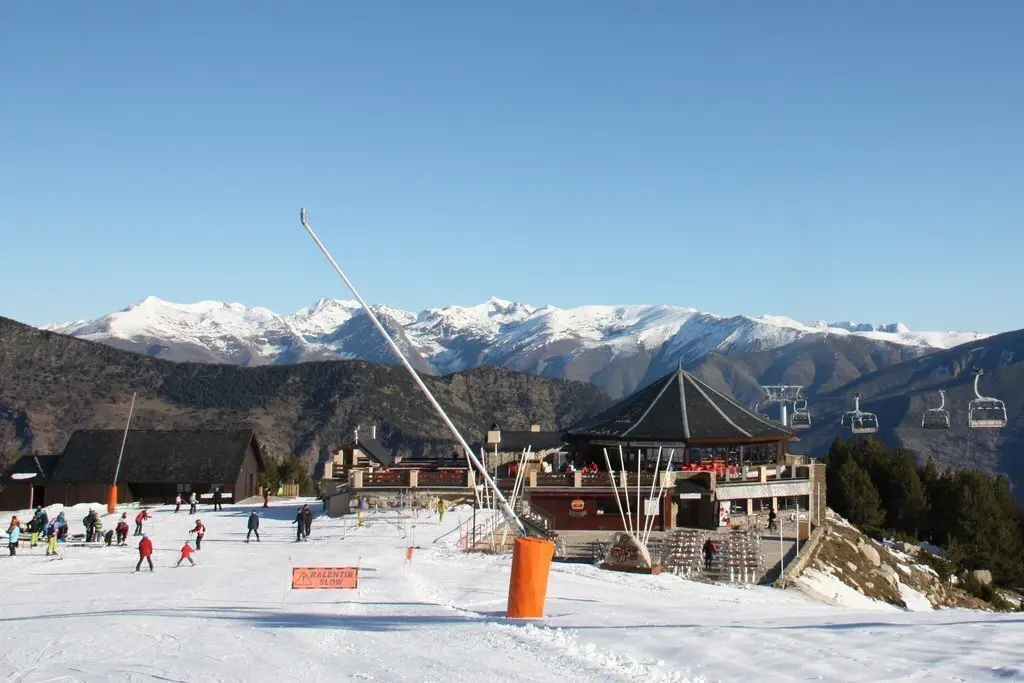 Pla general de les pistes d'esqu&iacute; d'Espot (Pallars Sobir&agrave;) des de la cota 2.000 on es veu, a la dreta, esquiadors pujant amb el nou telecadira La Roca. Imatge del 6 de desembre de 2019 (Horitzontal).
