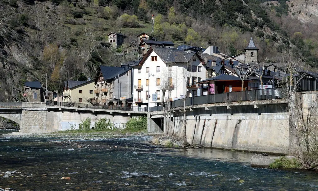 Imatge del riu Noguera Pallaresa, a l'altura de Llavors&iacute;, d'on surten habitualment les barques de r&agrave;fting el 3 d'abril del 2020, totalment buit. (horitzontal)