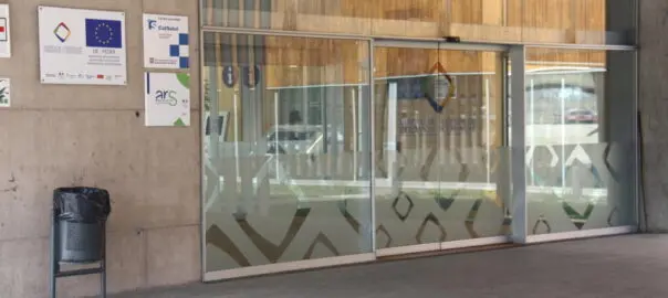 Pla de detall de la porta d'acc&eacute;s a l'interior de les instal&middot;lacions de l'Hospital de Cerdanya. Imatge del 13 de mar&ccedil; de 2020 (Horitzontal).
