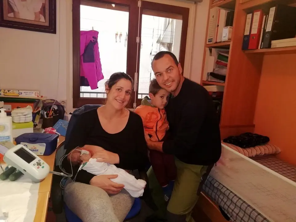 Pla americ&agrave; d'una fam&iacute;lia que acaba de tenir un fill i que ha rebut la visita de seguiment del nad&oacute; a domicili per part de Pediatria dels Pirineus. Imatge facilitada per Pediatria dels Pirineus el 10 d'abril de 2020 (Horitzontal).