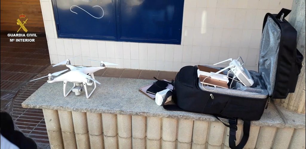 Imatge del dron que volava prop de la comandància de la Guàrdia Civil a Puigcerdà durant l'estat d'alarma, el 10 d'abril del 2020. (Horitzontal)