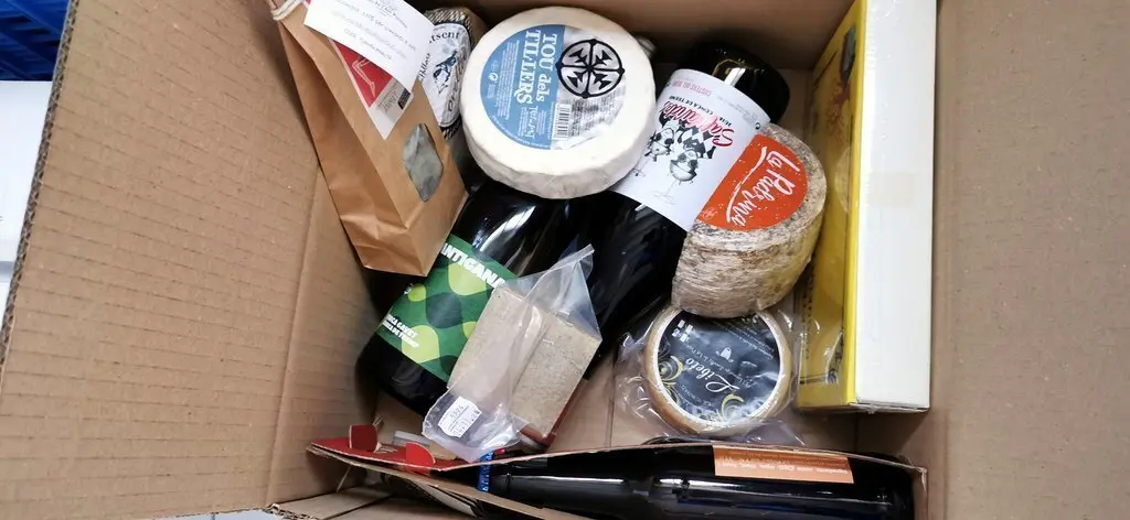 Imatge d'una de les comandes de productes del Parc Natural que s'enviaran el 14 d'abril del 2020. (horitzontal)