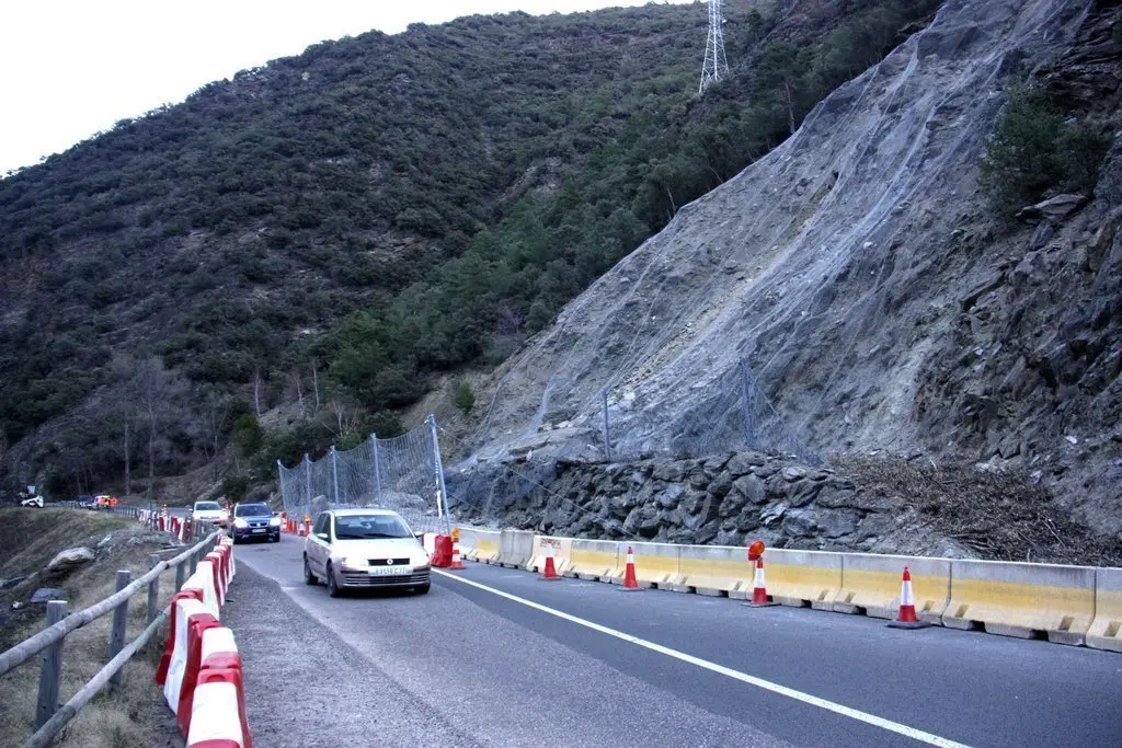 Pla general de diversos vehicles circulant en pas alternatiu pel punt de la C-13 afectat per una esllavissada al desembre, entre Rialp i Llavors&iacute; (Pallars Sobir&agrave;). Imatge del 24 de febrer de 2020 (Horitzontal).