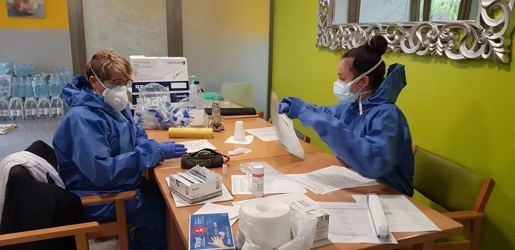 Pla general de dos professionals d'atenci&oacute; prim&agrave;ria comprovant les proves per detectar la covid-19 que han fet a una resid&egrave;ncia geri&agrave;trica de la Fuliola (Urgell). Imatge facilitada pel Departament de Salut el 13 d'abril de 2020 (Horitzontal).