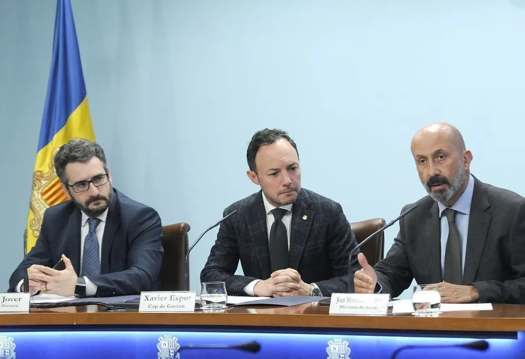 Pla mitj&agrave; del ministre portaveu del govern d'Andorra, Eric Jover, el cap de govern, Xavier Espot, i el ministre de Salut, Joan Mart&iacute;nez Benazet. imatge facilitada pel govern d'Andorra l'11 de mar&ccedil; de 2020 (Horitzontal).