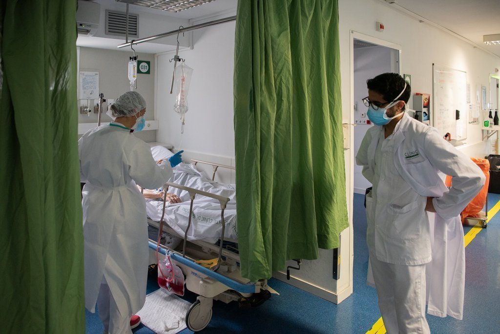 Professionals sanitaris atenen malalts de coronavirus a l'Hospital Clínic. Imatge publicada el 16 d'abril del 2020 (horitzontal)