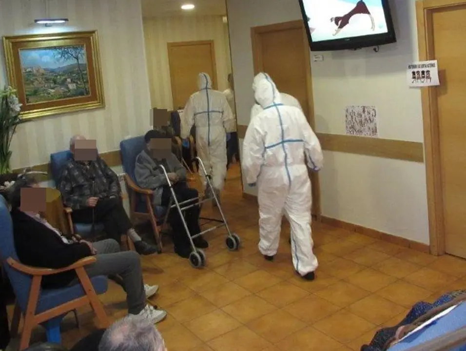 Pla general on es poden veure membres de l'Ex&egrave;rcit a l'interior de geri&agrave;tric de la Pobla de Segur que han desinfectat com a prevenci&oacute; davant el coronavirus, el 25 de mar&ccedil; de 2020. (Horitzontal)