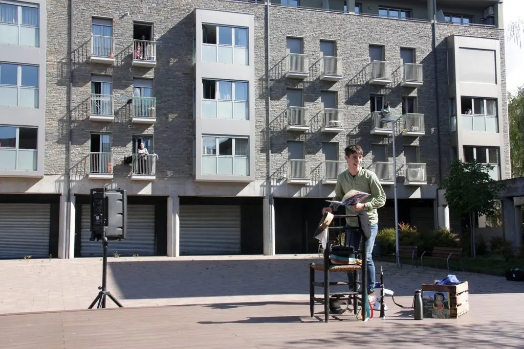 Pla general de l'actor Ivan Caro explicant un conte pirinenc a la pla&ccedil;a Joan Sansa de la Seu d'Urgell per distreure als m&eacute;s petits en la Diada de Sant Jordi que coincideix en ple confinament. Imatge del 23 d'abril de 2020 (Horitzontal).