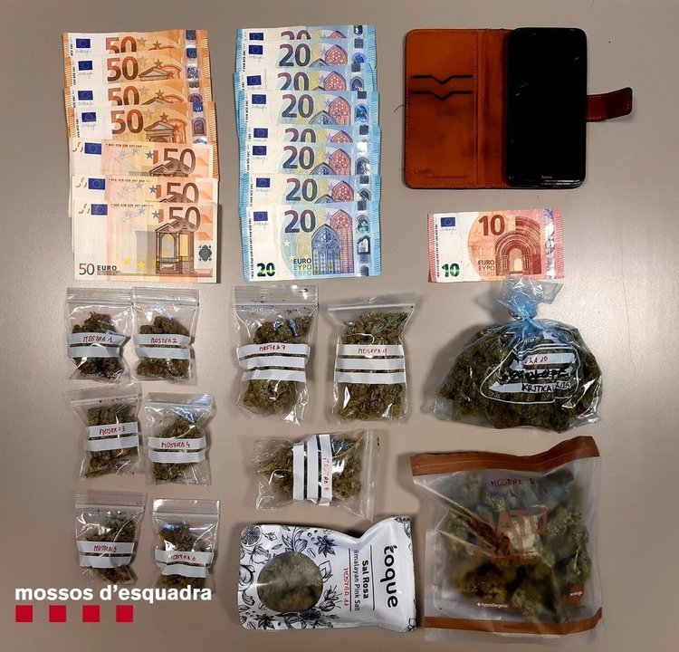 Imatge de la droga i els diners intervinguts al detingut de la Val d'Aran el 22 d'abril del 2020. (horitzontal)