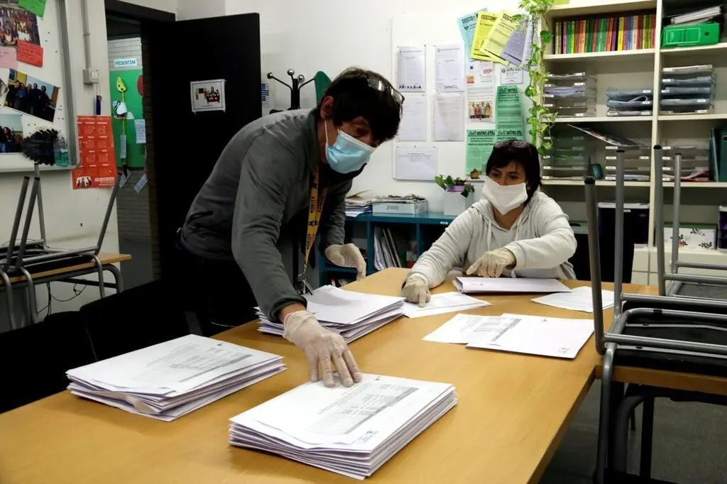 Preparaci&oacute; dels dossiers per repartir a alumnes de l'escola Marta Mata de Girona, el 21 d'abril del 2020 (horitzontal)