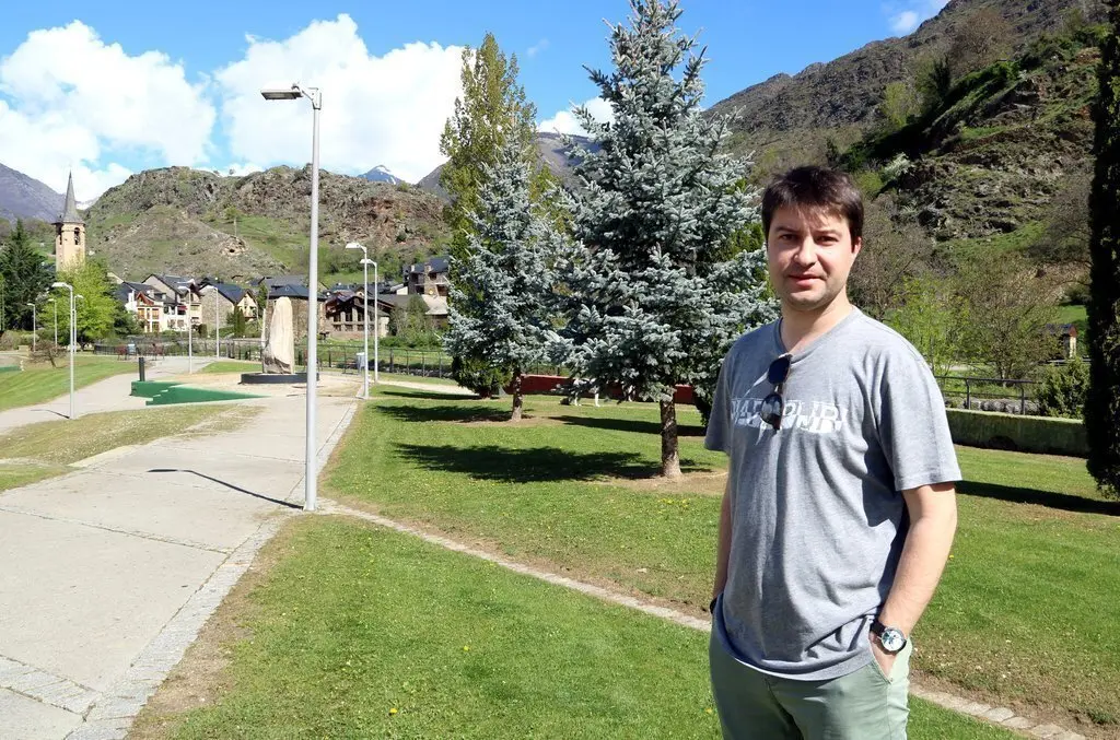 Pere Tic&oacute;, alcalde d'Esterri d'&Agrave;neu, amb el poble al fons el 24 d'abril del 2020. (horitzontal)