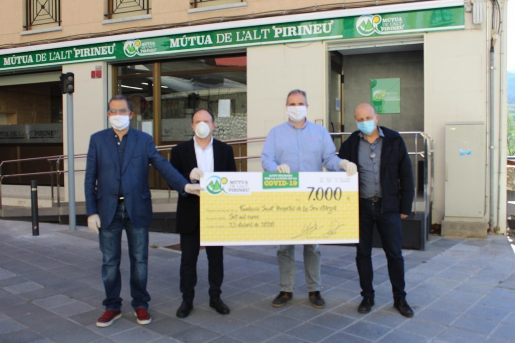 Pla obert de la donació de 7.000 euros per a l'Hospital de la Seu d'Urgell on es veu al president de la Mútua de l'Alt Pirineu, Josep Colom i el president de la FSH i alcalde de la Seu d’Urgell, Jordi Fàbrega. Imatge del 29 d'abril de 2020 (Horitzontal).