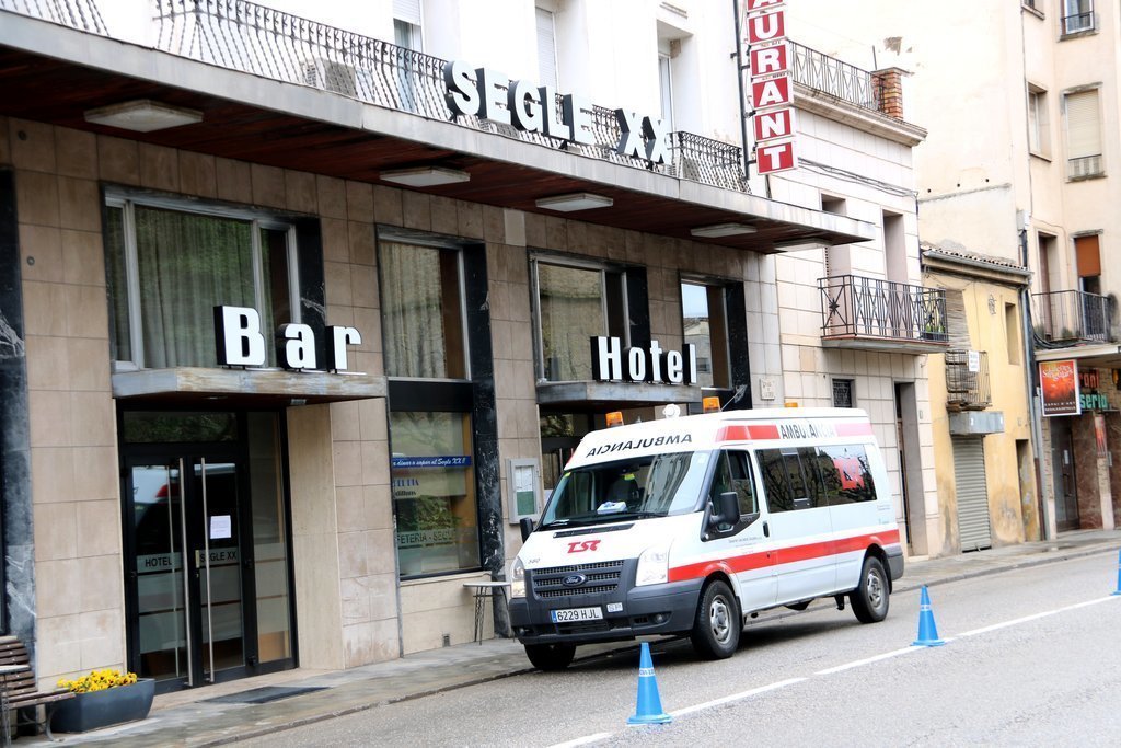Pla general d'una ambulància aturada davant de l'Hotel Segle XX de Tremp el 2 d'abril del 2020. (horitzontal)