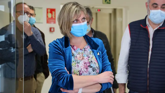 La consellera de Salut, Alba Verg&eacute;s, de bra&ccedil;os plegats durant la visita l'edifici de Paral&middot;lel habilitat per acollir positius de resid&egrave;ncies. 15/04/2020 (horitzontal)