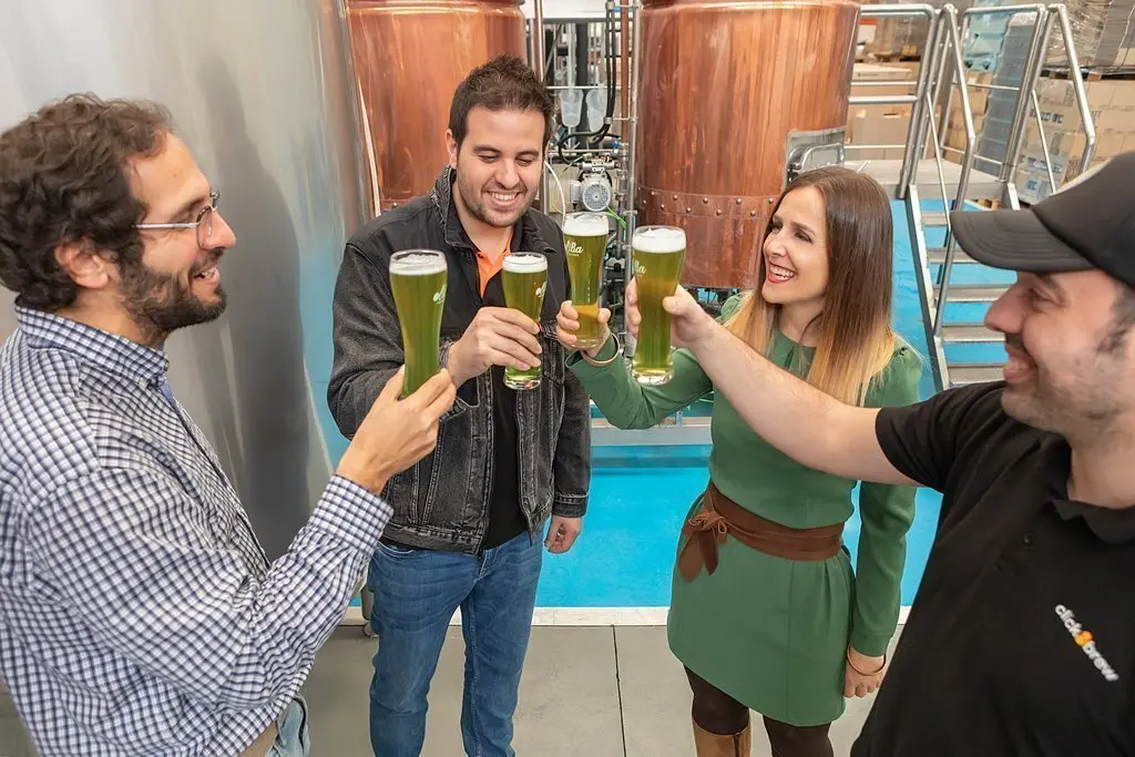 L'equip d'Oliba Green Beer brinda amb una gerra de cervesa el 8 de maig del 2020. (horitzontal)