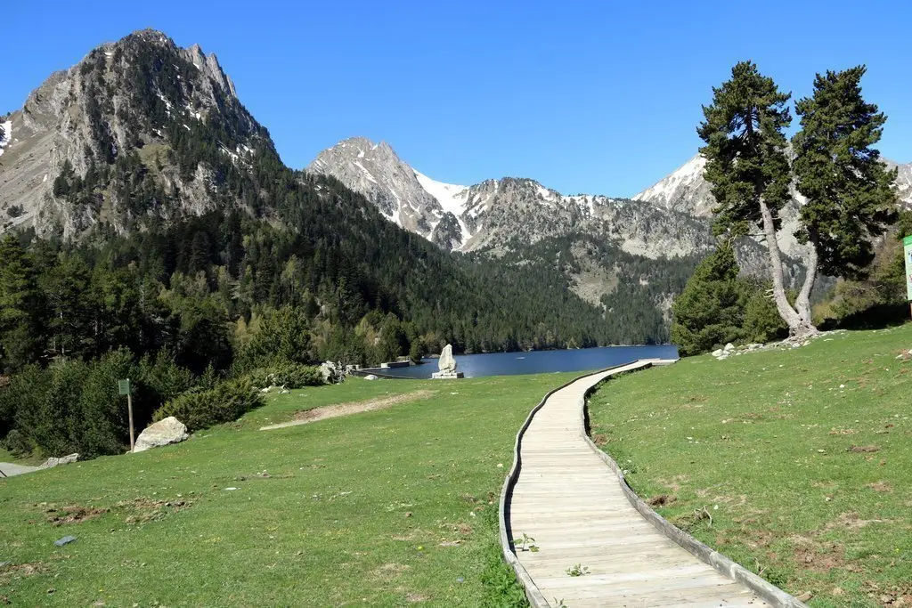 Esplanada davant de l'Estany de Sant Maurici totalment desert el 7 de maig del 2020. (horitzontal)