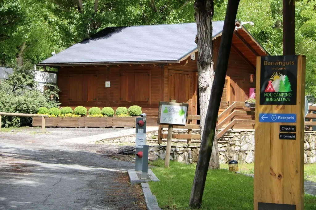 Detall de l'entrada d'un c&agrave;mping de la Guingueta d'&Agrave;neu, al Pallars Sobir&agrave;, el 13 de maig del 2020. (horitzontal)