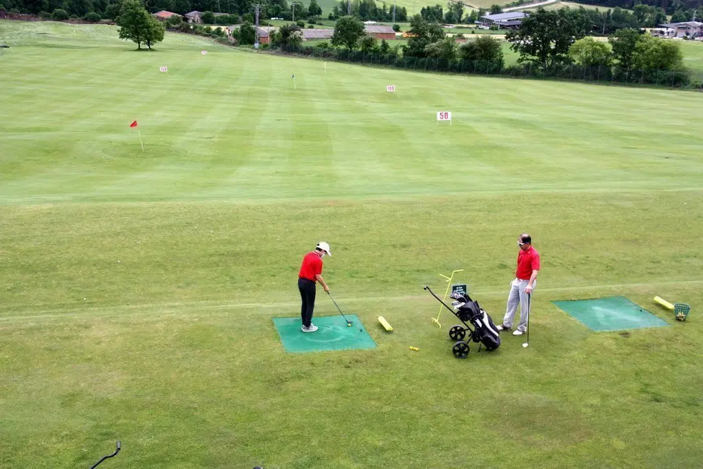 Pla general de dos persones jugant a golf a les instal&middot;lacions del camp d'Aravell, a Montferrer i Castellb&ograve; (Alt Urgell), que ha reobert coincidint amb la fase 1 de desescalada. Imatge del 13 de maig de 2020 (Horitzontal).