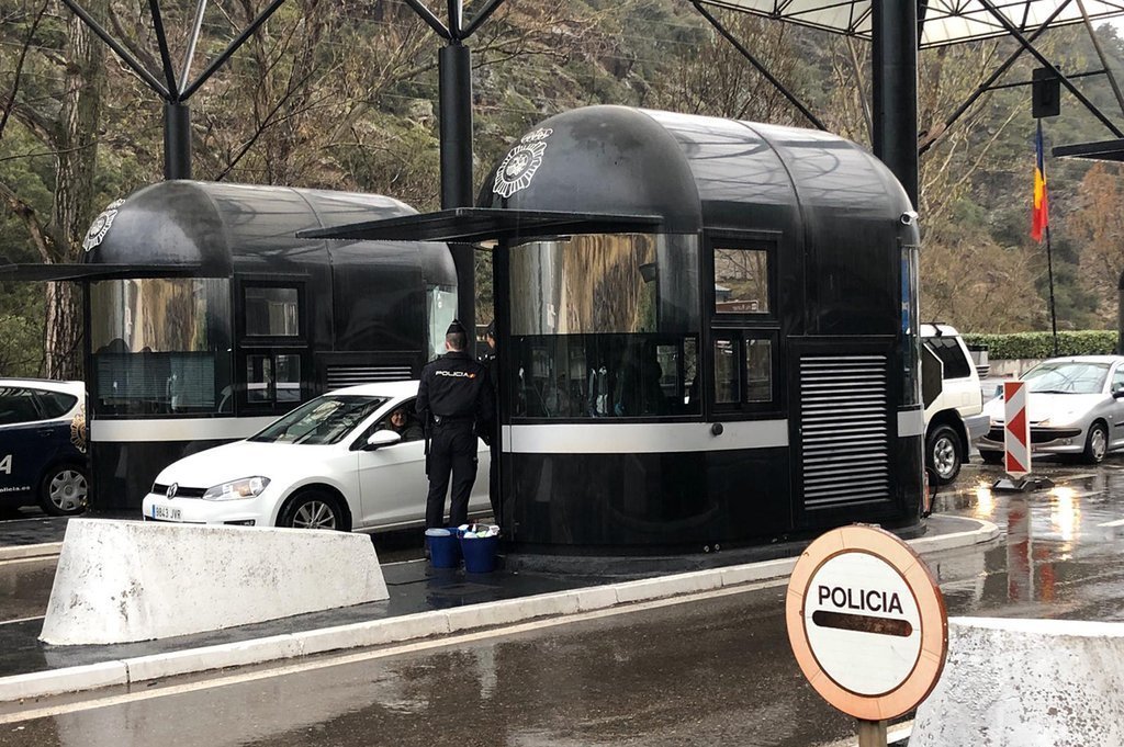 Pla general del recinte duaner situat a la frontera d'Andorra, on es veuen agents de la policia espanyola aturant vehicles que volen entrar al Principat. Imatge facilitada per l'Agència de Notícies Andorrana (ANA) el 16 de març de 2020 (Horitzontal).