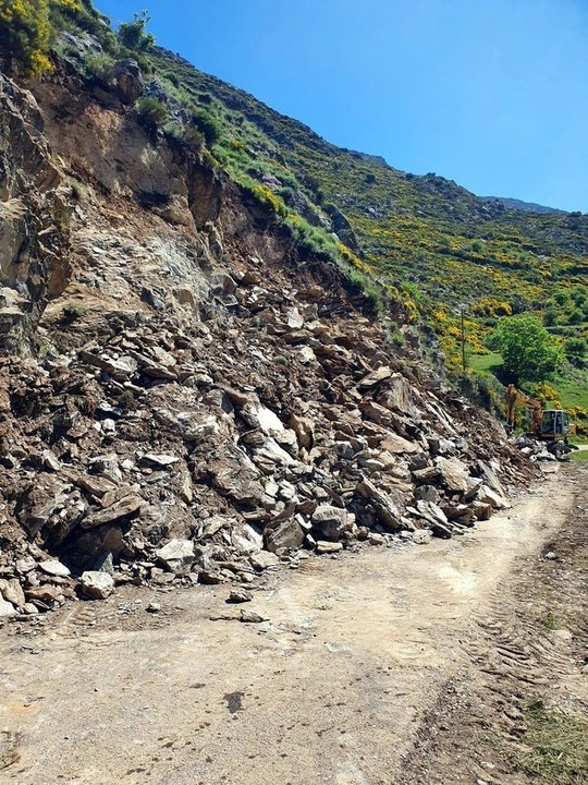 Pla general de la carretera afectada per una esllavissada prop de Burgo i Llavorre, a La Guingueta d'Àneu, el 17 de maig de 2020. (Vertical)