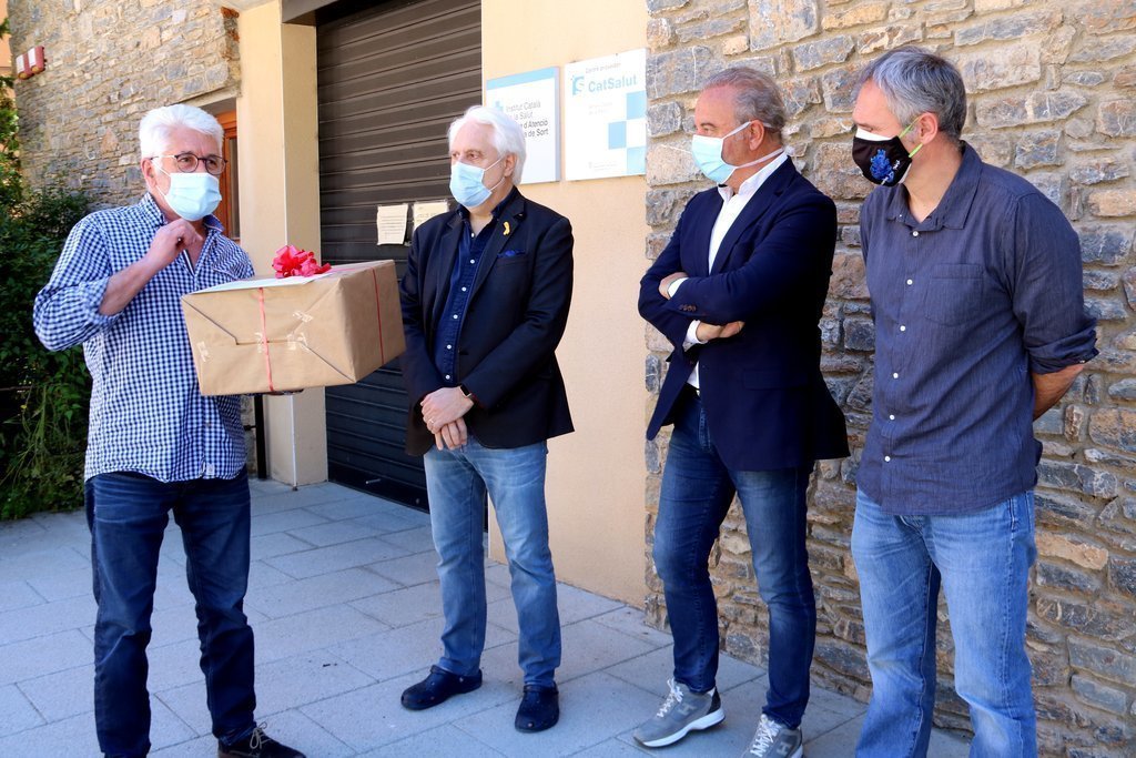 Josep Font, gerent de la formatgeria El Tros de Sort, entregant un ecògraf al CAP de Sort. Imatge del 18 de maig del 2020. (horitzontal)