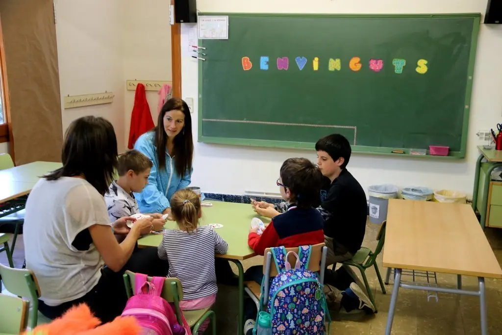 Els alumnes de l'escola de T&iacute;rvia, al Pallars Sobir&agrave;, a l'aula amb la directora del centre i la professora d'angl&egrave;s. Imatge del 12 de setembre del 2019. (horitzontal)