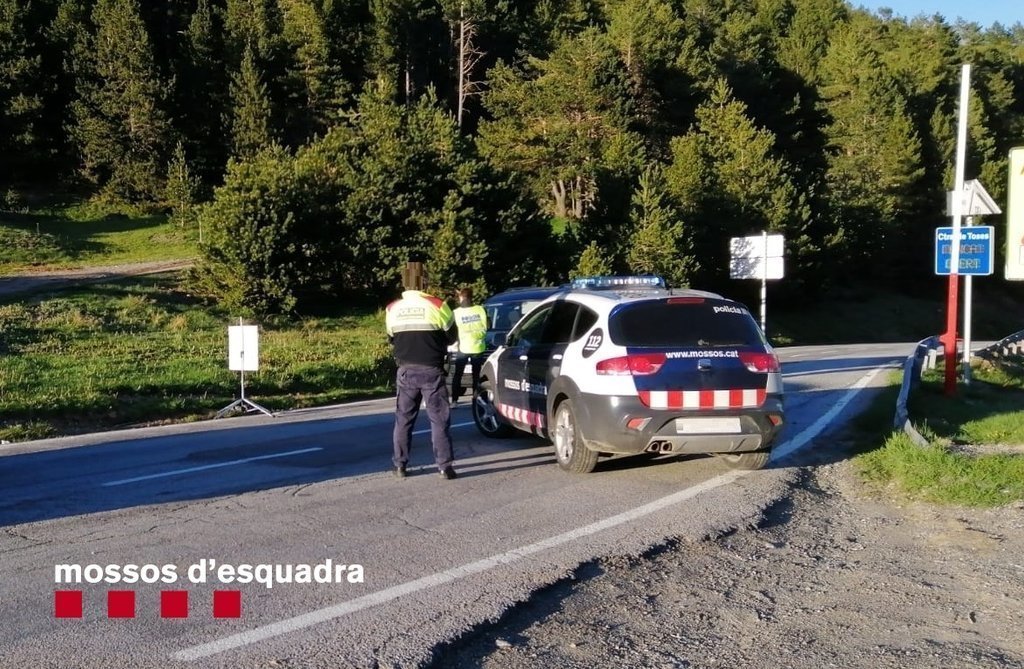 Agents dels Mossos d'Esquadra amb el vehicle aturat a Alp, que transportava 3,6 quilos de cocaïna, el 18 de maig del 2020. (Horitzontal)