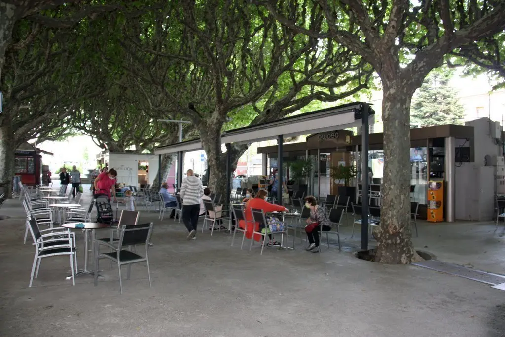 Pla general de la terrassa d'un quiosc-bar situat al passeig Joan Brudieu de la Seu d'Urgell, on es veu gent asseguda en algunes taules i la separaci&oacute; que hi ha entre elles. Imatge del 25 de maig de 2020 (Horitzontal).